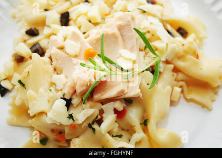 Thunfisch auf Bowtie Nudelsalat Stockfoto