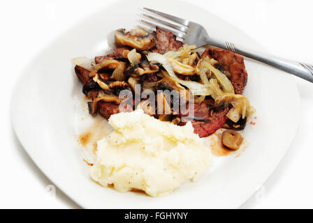 Steak mit Champignons und Zwiebeln mit Kartoffelpüree Stockfoto