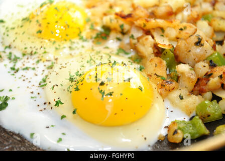 Nahaufnahme von Eiern und Kartoffeln in einer Pfanne Stockfoto
