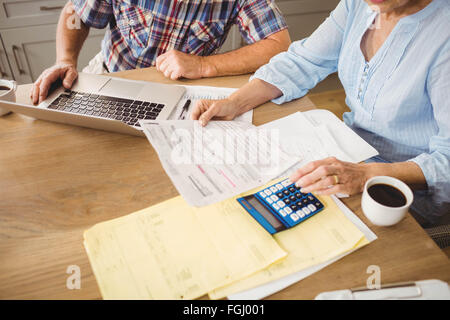 Älteres Paar, die ihre Rechnungen überprüfen Stockfoto