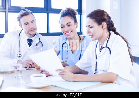 Ärzteteam im Meeting diskutieren Stockfoto