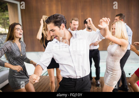 Gruppe junger Freunde tanzen Stockfoto