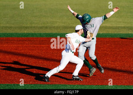 Charlotte, NC, USA. 19. Februar 2016. Derek Gallello (41) der Charlotte Stichwörter Charley Gould (23) der William & Mary um die zweite raus in die NCAA Baseball Match-Up zwischen William und Mary Tribe und der UNC Charlotte 49er bei Robert und Mariam Hayes Stadion in Charlotte, North Carolina. Scott Kinser/CSM/Alamy Live-Nachrichten Stockfoto