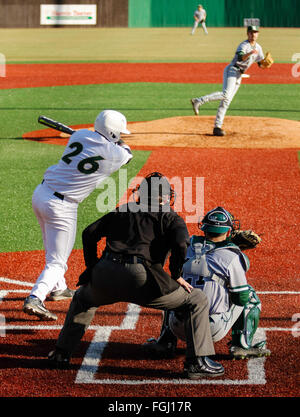 Charlotte, NC, USA. 19. Februar 2016. Derek Fritz (26) von Charlotte Chase ist ein Ball außerhalb in der NCAA Baseball Match-Up zwischen William und Mary Tribe und UNC Charlotte 49er bei Robert und Mariam Hayes Stadion in Charlotte, North Carolina. Scott Kinser/CSM/Alamy Live-Nachrichten Stockfoto