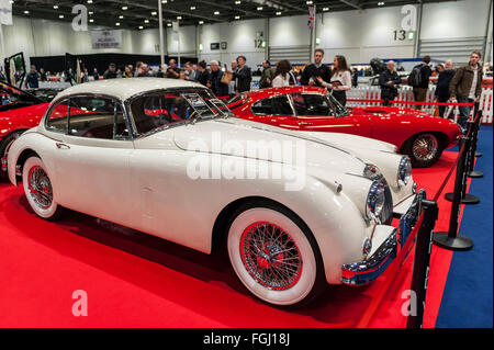 London, UK.  19. Februar 2016.  Ein Jaguar XK150 auf dem Display als Besucher strömen auf die London Classic Car Show im Excel Centre in den Docklands.  Jetzt im zweiten Jahr, die Show Besuchern eine Chance bietet, klassische Fahrzeuge zu sehen in der Nähe sowie wenige Auserwählte getrieben in den Grand Avenue-Paraden zu sehen. Bildnachweis: Stephen Chung / Alamy Live News Stockfoto