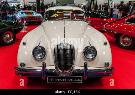 London, UK.  19. Februar 2016.  Ein Jaguar XK150 auf dem Display als Besucher strömen auf die London Classic Car Show im Excel Centre in den Docklands.  Jetzt im zweiten Jahr, die Show Besuchern eine Chance bietet, klassische Fahrzeuge zu sehen in der Nähe sowie wenige Auserwählte getrieben in den Grand Avenue-Paraden zu sehen. Bildnachweis: Stephen Chung / Alamy Live News Stockfoto