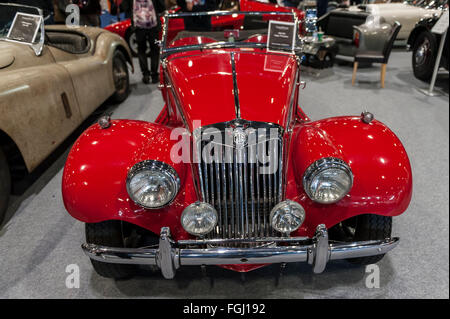 London, UK.  19. Februar 2016.  Ein 1954 MG Midget TF Roadster auf dem Display als Besucher strömen auf die London Classic Car Show im Excel Centre in den Docklands.  Jetzt im zweiten Jahr, die Show Besuchern eine Chance bietet, klassische Fahrzeuge zu sehen in der Nähe sowie wenige Auserwählte getrieben in den Grand Avenue-Paraden zu sehen. Bildnachweis: Stephen Chung / Alamy Live News Stockfoto