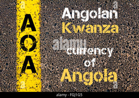 Konzept-Bild der Abkürzung AOA - Angolanischer Kwanza Währung von Angola über Straße Markierung gelber Farbe geschrieben Stockfoto
