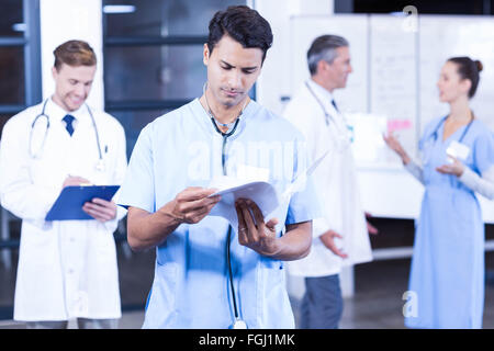 Arzt medizinische Prüfbericht im Krankenhaus Stockfoto