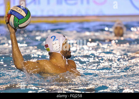 Neapel, Italien. 19. Februar 2016. In Aktion Napoli Verteidiger Perez während des Spiels der italienischen Meisterschaft Serie A1 Herren Wasserball zwischen Carpisa Yamamay Acquachiara Napoli gegen Robertozero Posillipo. Napoli gewann das Spiel mit einem Score von 6: 3 für Napoli. © Paola Visone/Pacific Press/Alamy Live-Nachrichten Stockfoto