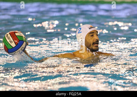 Neapel, Italien. 19. Februar 2016. In Aktion Napoli Verteidiger Perez während des Spiels der italienischen Meisterschaft Serie A1 Herren Wasserball zwischen Carpisa Yamamay Acquachiara Napoli gegen Robertozero Posillipo. Napoli gewann das Spiel mit einem Score von 6: 3 für Napoli. © Paola Visone/Pacific Press/Alamy Live-Nachrichten Stockfoto