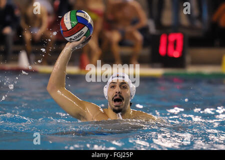 Neapel, Italien. 19. Februar 2016. In Aktion Napoli Verteidiger Lanzoni während des Spiels der italienischen Meisterschaft Serie A1 Herren Wasserball zwischen Carpisa Yamamay Acquachiara Napoli gegen Robertozero Posillipo. Napoli gewann das Spiel mit einem Score von 6: 3 für Napoli. © Paola Visone/Pacific Press/Alamy Live-Nachrichten Stockfoto