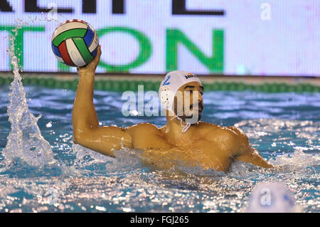 Neapel, Italien. 19. Februar 2016. In Aktion Napoli Verteidiger Perez während des Spiels der italienischen Meisterschaft Serie A1 Herren Wasserball zwischen Carpisa Yamamay Acquachiara Napoli gegen Robertozero Posillipo. Napoli gewann das Spiel mit einem Score von 6: 3 für Napoli. © Paola Visone/Pacific Press/Alamy Live-Nachrichten Stockfoto