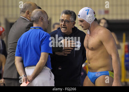 Neapel, Italien. 19. Februar 2016. der Trainer von Napoli De Crescenzo Protest für Vertreibung, während des Spiels der italienischen Meisterschaft Serie A1 Herren Wasserball zwischen Carpisa Yamamay Acquachiara Napoli gegen Robertozero Posillipo. Napoli gewann das Spiel mit einem Score von 6: 3 für Napoli. © Paola Visone/Pacific Press/Alamy Live-Nachrichten Stockfoto