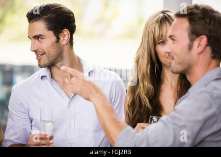 Freunde mit Champagner und miteinander zu reden Stockfoto