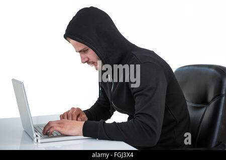 Mann in schwarzer Hoodie mit laptop Stockfoto