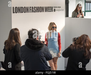 Tallia Sturm besucht der Eudon LFW16 Modenschau Credit: Ian Davidson/Alamy Live News Stockfoto