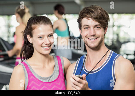 Männlichen Trainer diskutieren über Leistung Stockfoto