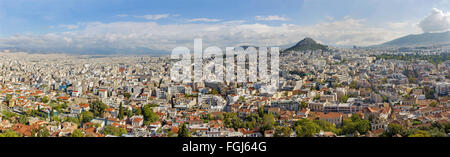 Athen, Griechenland - 8. Oktober 2015: Das Panorama von der Akropolis Likavittos Hügel und der Stadt. Stockfoto