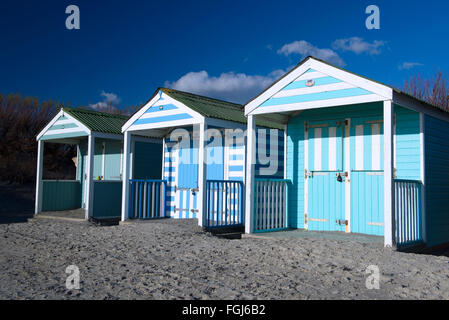 Bunt bemalt blau und Türkis Strandhütten auf West Wittering Strand, West Sussex, England, UK Stockfoto
