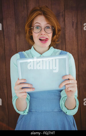 Rothaarige Hipster mit Tablet Stockfoto