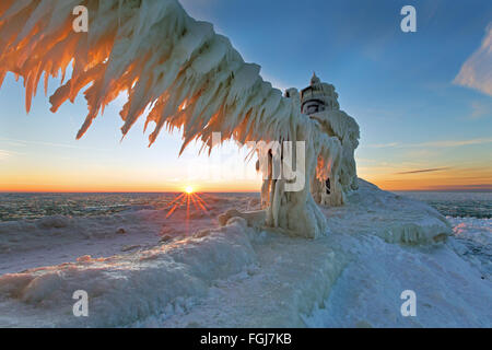 Eine Lake Michigan beleuchtet Winter Sonnenuntergang den Ices, die das St. Joseph Nordmole Licht kapselt Stockfoto