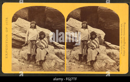 Navajo Brave und seine Mutter von O'Sullivan, Timothy H., 1840-1882 Stockfoto