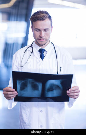 Arzt Untersuchung Röntgen im Krankenhaus Stockfoto