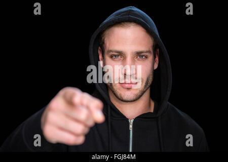 Gut aussehender Mann trägt eine schwarze Kapuze Stockfoto