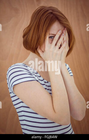 schöne Hipster Frau verbirgt ihr Gesicht Stockfoto