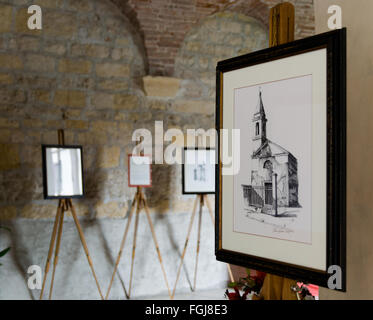 Villanova, Italien - 7. September 2014: Alessio Pegoraro, ein zeitgenössischer Maler aus Verona, stellt seine Werke in der Romanik Stockfoto