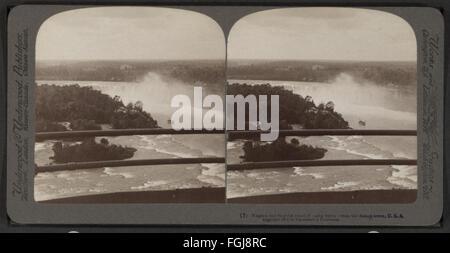 Niagara und es ist große Wolke von steigenden Spray, aus dem fernen Turm, U.S.A, von Underwood & Underwood Stockfoto