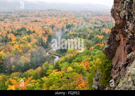 Porcupine Mountains Karpfen Flusstal. Herbstfarben pop mit Sättigung aus dem Nebel, wie Nebel über dem Fluss schwebt. Stockfoto