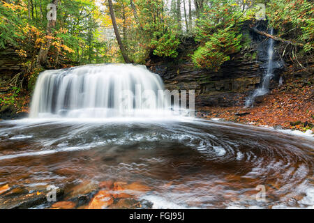 Rock River Falls in der Nähe von Chatham Michigan. Herbst in der oberen Halbinsel von Michigan Stockfoto