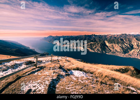 Panorama des Gardasees (Italien) von der Spitze des Monte Baldo zu sehen. Stockfoto