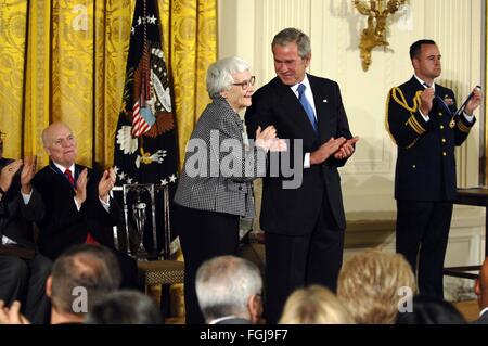 Datei. 19. Februar 2016. HARPER LEE, zurückgezogen lebende Autor, Kill A Mockingbird, ist im Alter von 89 Jahren gestorben. Die Nachricht wurde vom Büro des Bürgermeisters in ihrer Heimatstadt Monroeville, Alabama bestätigt. Die Schriftsteller wurde Nelle Harper Lee am 28. April 1926 geboren. 1960 erschien, den A Mockingbird zu töten, das war ein großer kommerzieller Erfolg und gewann den Pulitzer Prize for Fiction. Die Fortsetzung Go Set ein Wächter wurde erst im Jahr 2015 veröffentlicht. Zu Kill A Mockingbird verkauft mehr als 30 Millionen Exemplare weltweit. Im Bild: 5. November 2007 ehrt - Washington, District Of Columbia, US - Präsident Bush r Stockfoto