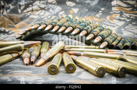 Hohlspitze Munition für Gewehr auf Tarnung Hintergrund. Stockfoto