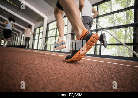 Vier sportliche Frauen und Männer laufen Stockfoto