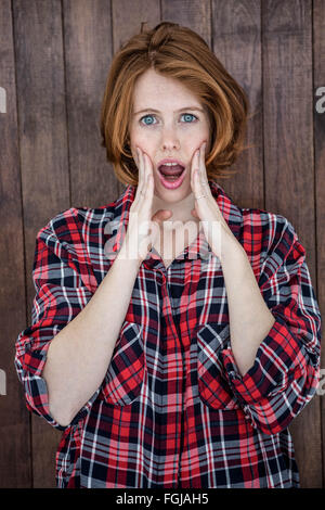 schockiert Hipster Frau in die Kamera schauen Stockfoto