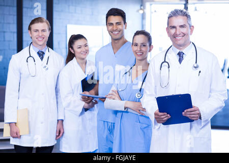 Porträt von medizinischen Team zusammenstehen Stockfoto