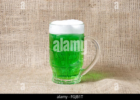 Glas des irischen Jungbier auf Sackleinen Hintergrund. Traditionelle Symbole der St. Patricks day Stockfoto