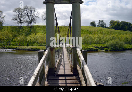 Fußgängerbrücke über den Fluß Wharfe auf der Dalesway nahe Grassington und Burnsall Stockfoto