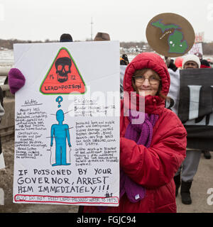 Flint, Michigan USA 19. Februar 2016 - Bewohner marschierten die Flint Wasseraufbereitungsanlage zu verlangen, den Wiederaufbau der Wasser-Infrastruktur der Stadt. Bildnachweis: Jim West/Alamy Live-Nachrichten Stockfoto