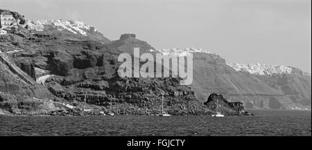 Santorini - die Klippen von Calera mit Kreuzfahrten mit Imerovigli und Skaros im Hintergrund. Stockfoto