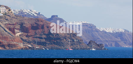 Santorini - die Klippen von Calera mit Kreuzfahrten mit Imerovigli und Skaros im Hintergrund. Stockfoto