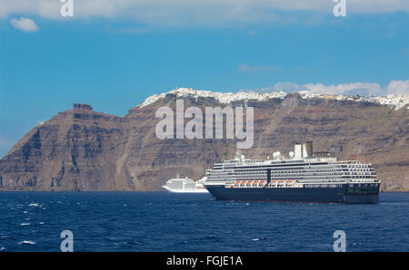 Santorini - die Klippen von Calera mit Kreuzfahrten mit Imerovigli und Skaros im Hintergrund. Stockfoto