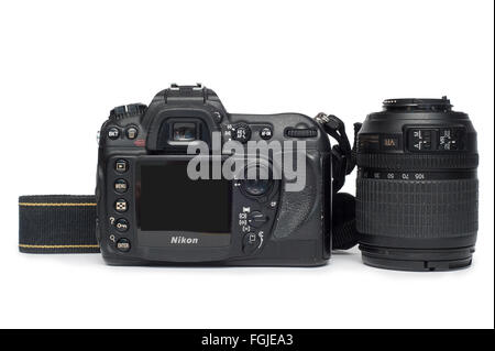 Pavlograd, Donezk - Januart 27, 2015: Alte Nikon D200 DSLR-Kamera mit Nikkor-Objektiv 18-105 verwendet. Isoliert auf weißem Hintergrund Stockfoto