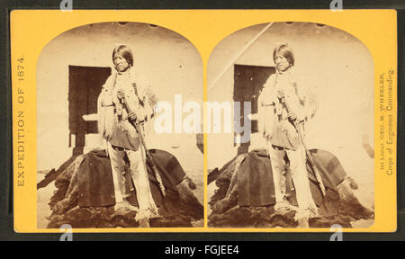 Ein Foto von Timothy H. Sullivan, das Shee-zah-nan-tan, einen tapferen Jicarilla Apache, in traditioneller Tracht im Norden von New Mexico zeigt. Stockfoto