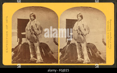 Ein Porträt von Timothy H. O.E. Sullivan von Shee-zah-nan-tan, einem tapferen Jicarilla-Apachen, gekleidet in traditioneller Tracht aus dem Norden von New Mexico. Stockfoto