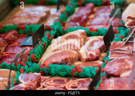 Rotes Fleisch auf dem Display in einer Metzgerei Schaufenster. Stockfoto